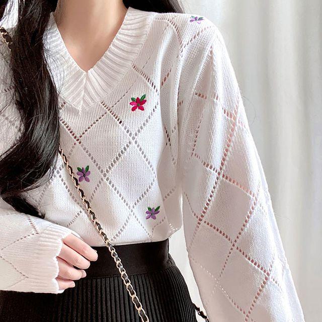 [단독/기획] 허니 다이아 펀칭 플라워 패턴 자수 브이넥 물결 니트