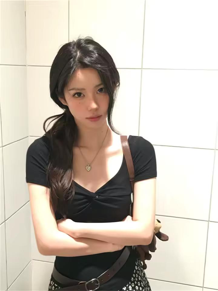 여성용 티셔츠 여성 여자 여름 여름용 반팔 반소매 V넥 V형 목 블랙 검정 슬림핏 슬림 스키니 힙한 멋진 짧은 티셔츠 티셔츠