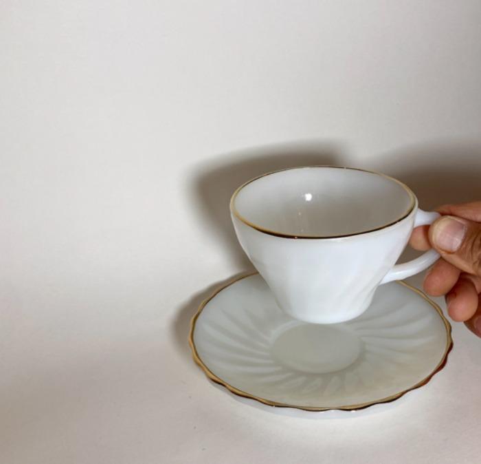 [U.S.A]60s “Fire-King” milk glass coffee cup & sauser 1 set.
