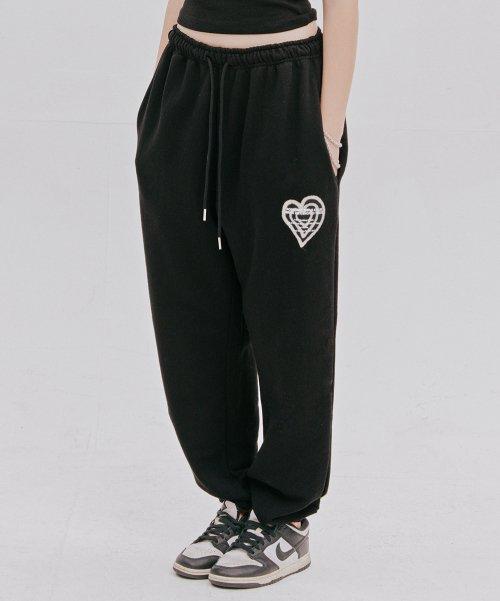 스프레이 하트 조거 팬츠 - 블랙