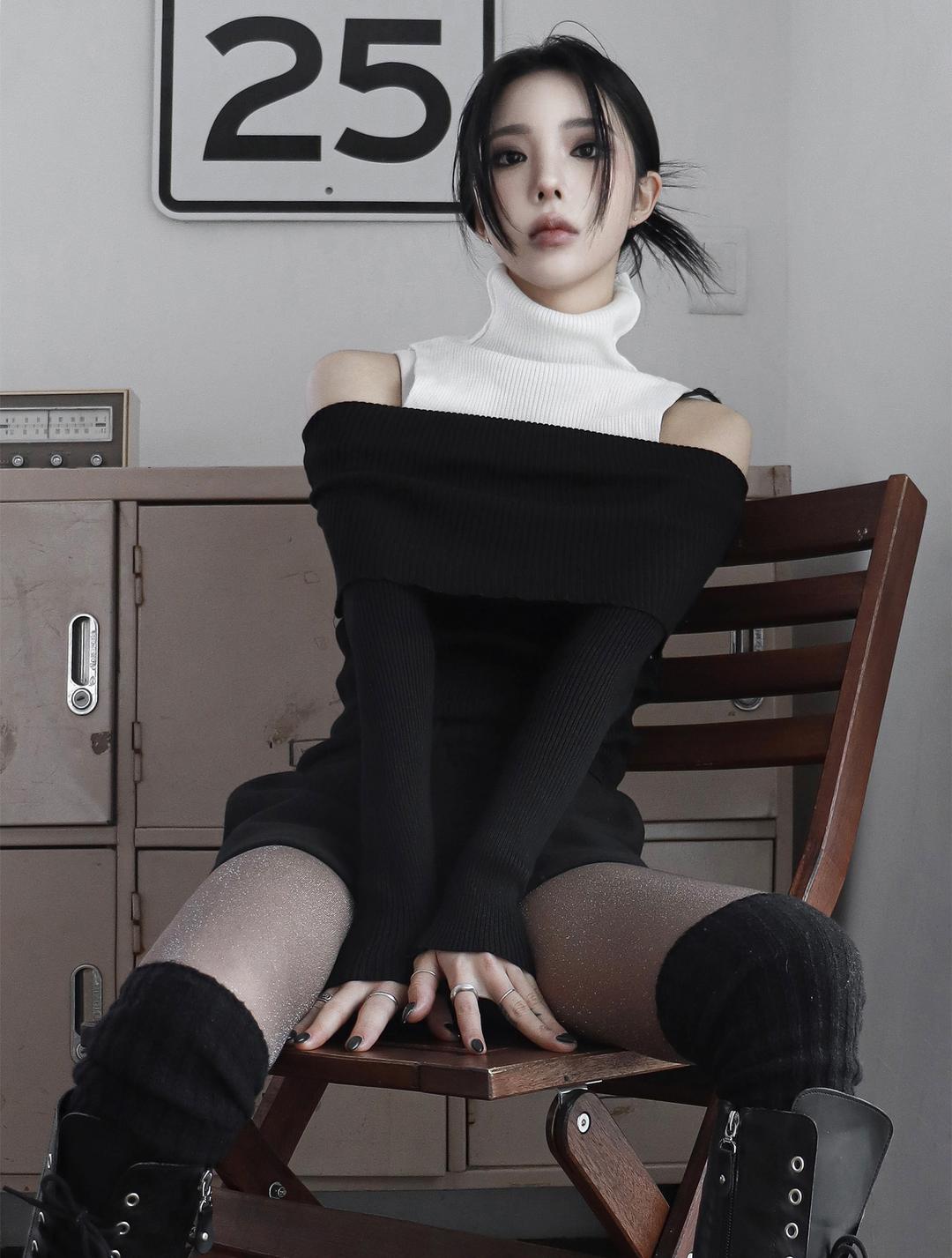 Turtle layered off shoulder t