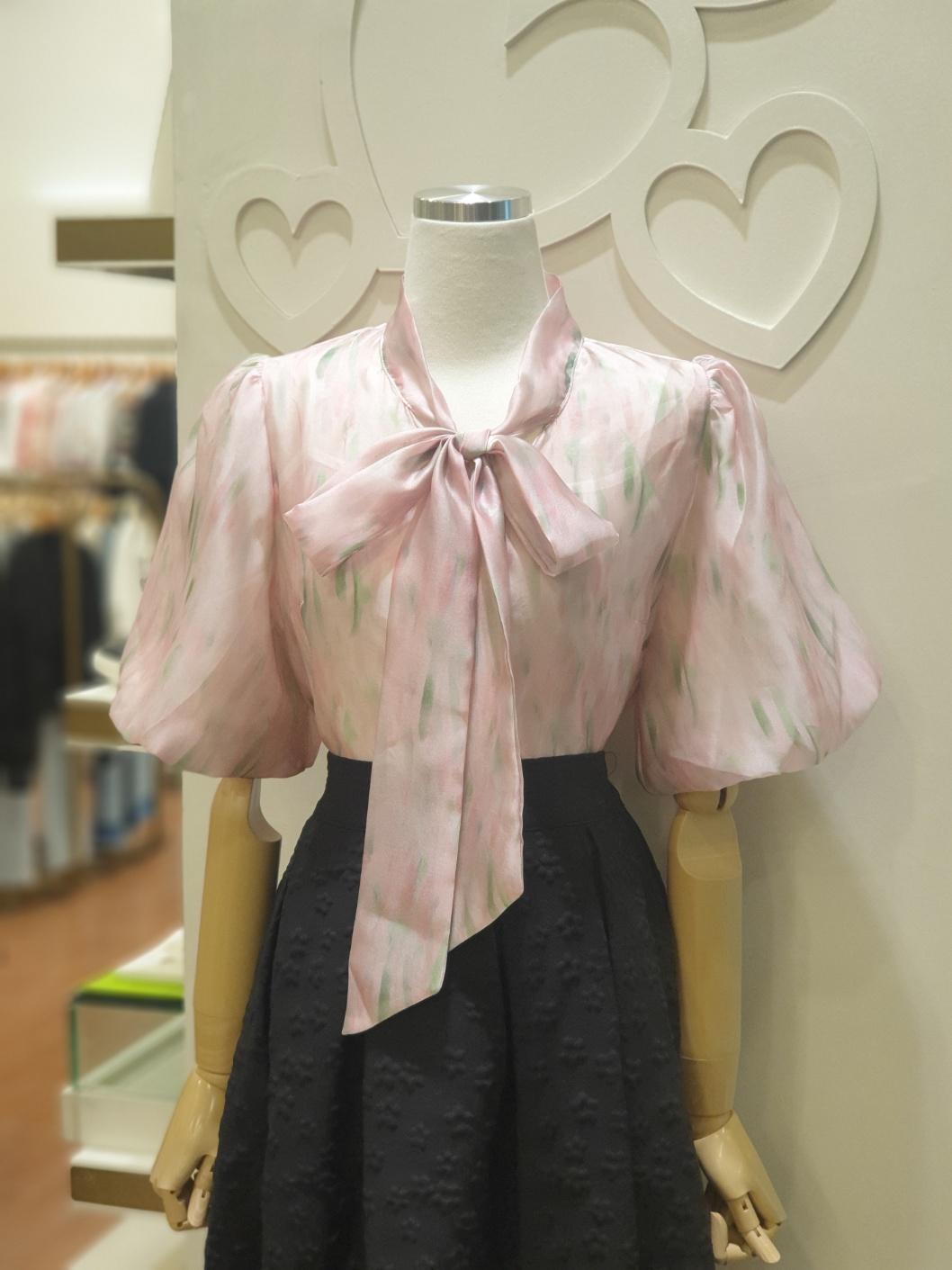 샤틴 리본넥 벌룬소매 블라우스 S233C205