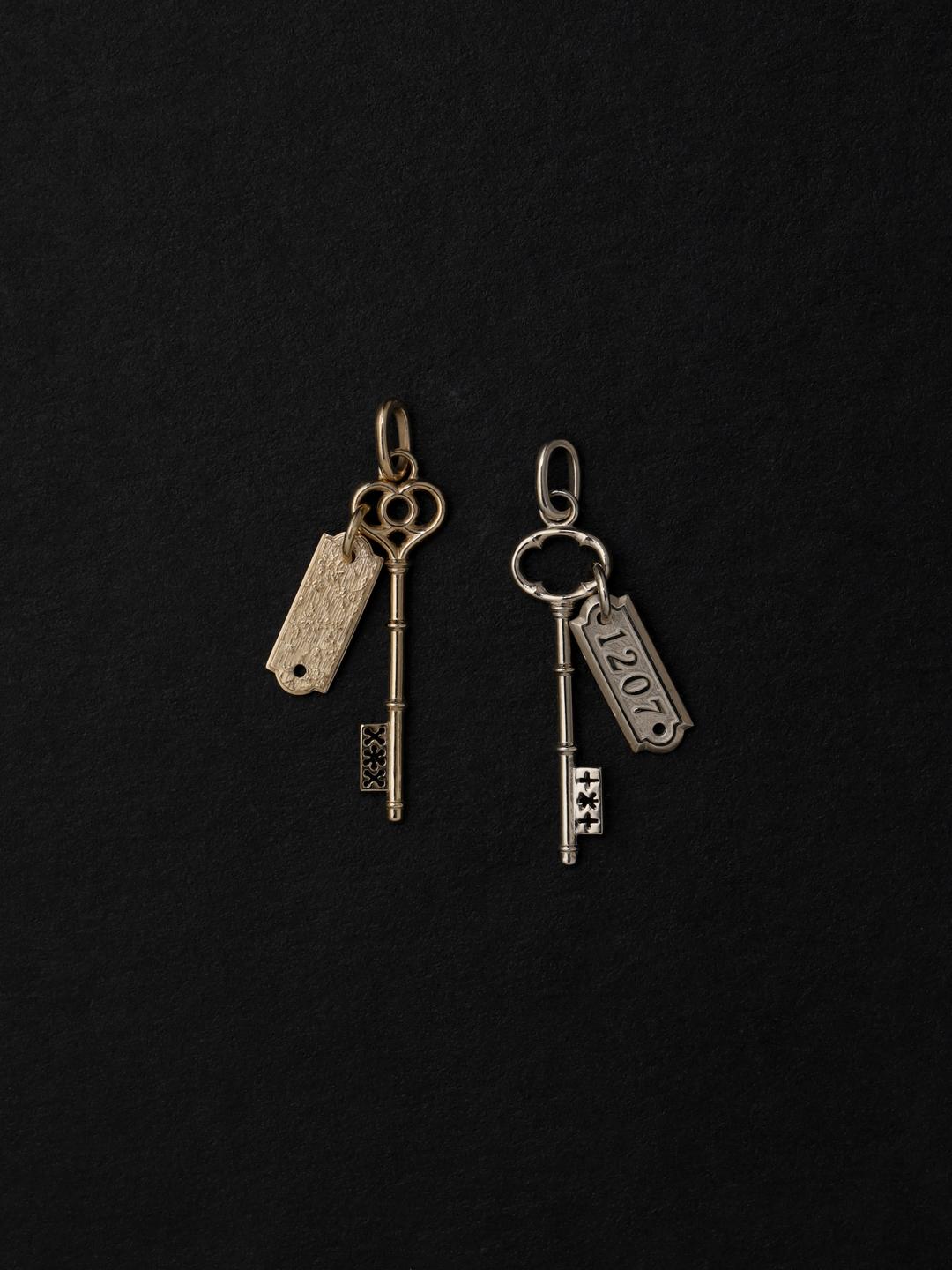 cle de chance +number tag pendant.