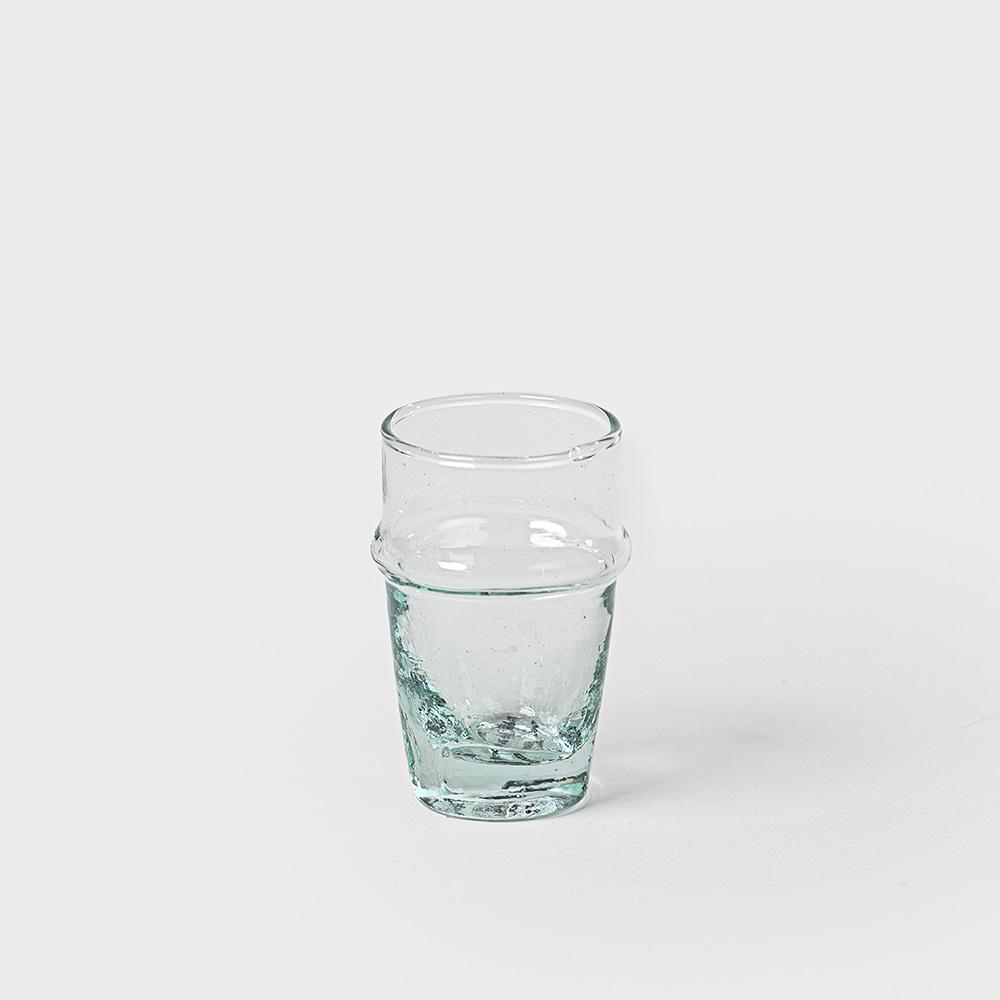 Kessy Beldi Verre a Cafe