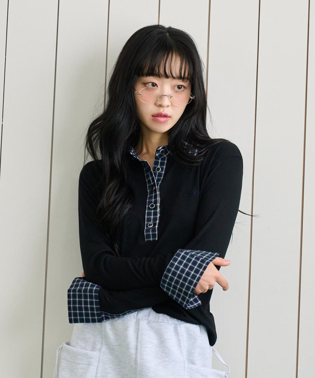 체크 배색 카라티 블랙