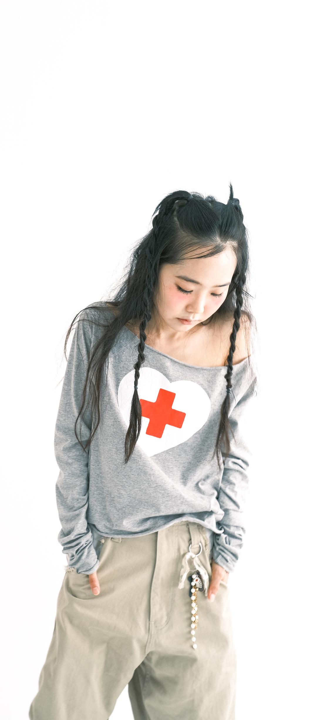 2차★[F.E.E.S] Cherish heart cut off t-shirt (melange grey)