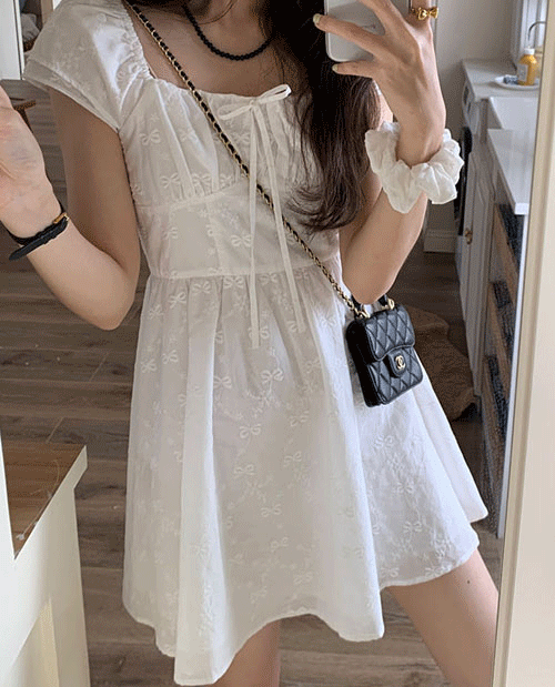 파라다이스키스 스퀘어넥 레이스 포인트 세미 퍼프 미니 원피스