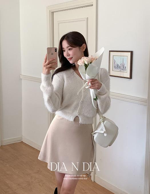 리썸데이 [🎀인스타문의폭주🌟] [ 💓 Dia ] 키코 벨벳 미니 스커트  (2color) (A라인/미니/치마/겨울/하객룩/데일리룩/데이트룩/소갱팅룩/연말룩/크리스마스룩/출근룩/하체커버/허얇골넓/오늘발송/당일배송/군살커버/자동보정핏/러블리/로맨틱/기본/무지/베스트)
