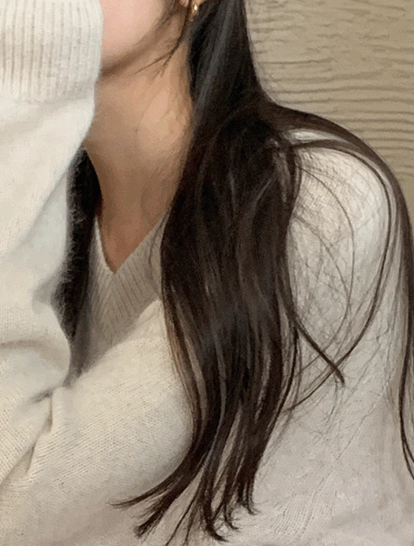 프리미엄 라쿤 브이넥 니트