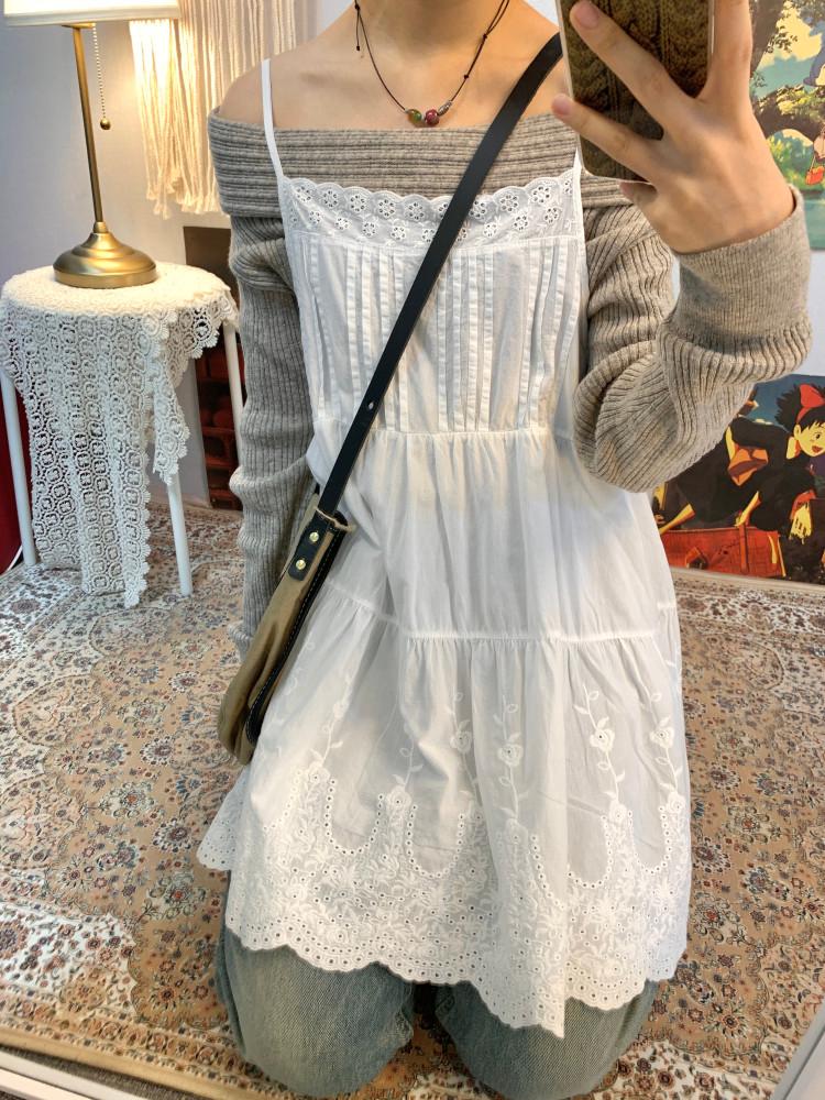 Pale lace sleeveless ( white )