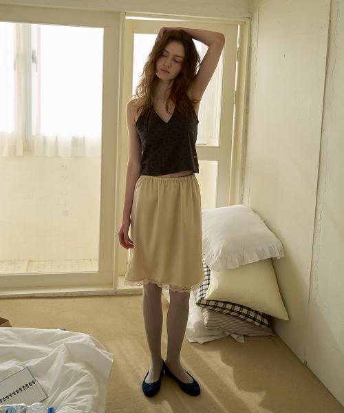 새틴 미디 스커트_버터