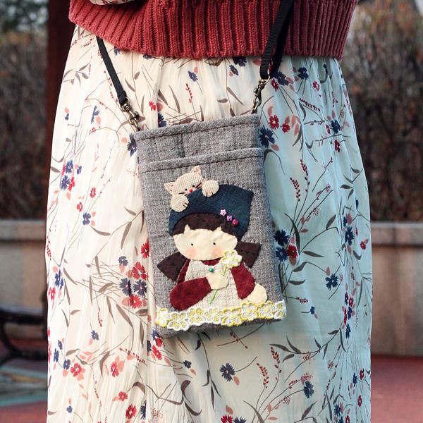 [바이핸즈] 퀼트패키지 가방 - 냥이와 소녀 핸폰가방
