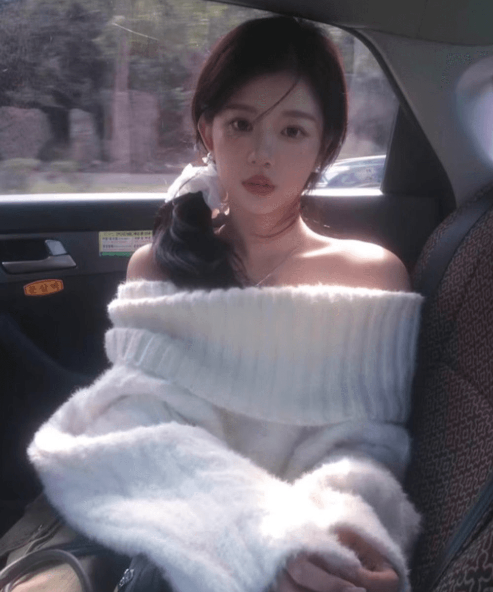 [여친룩] 샤샤 모헤어 오프숄더 스웨터