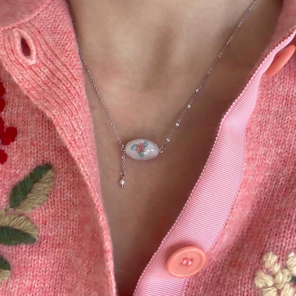 써지컬 화이트 퓨어 로즈 목걸이