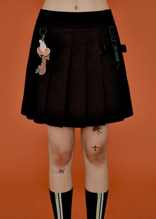 리본 버클 플리티드 미니 스커트_블랙