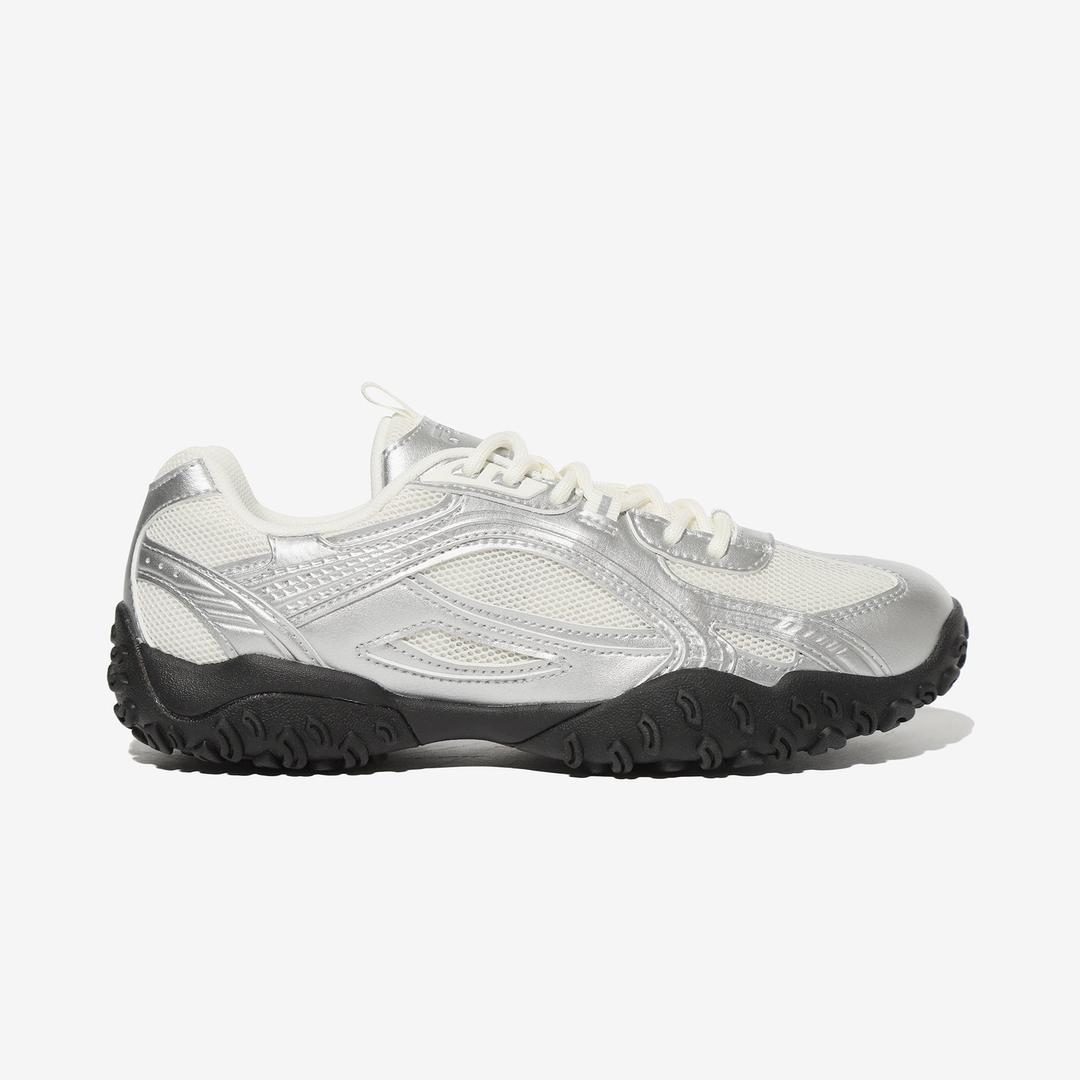 우즈 착용> 휠라 에샤페 실버문