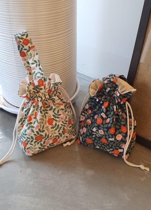 고양이와 동백꽃 스트링백 손목가방