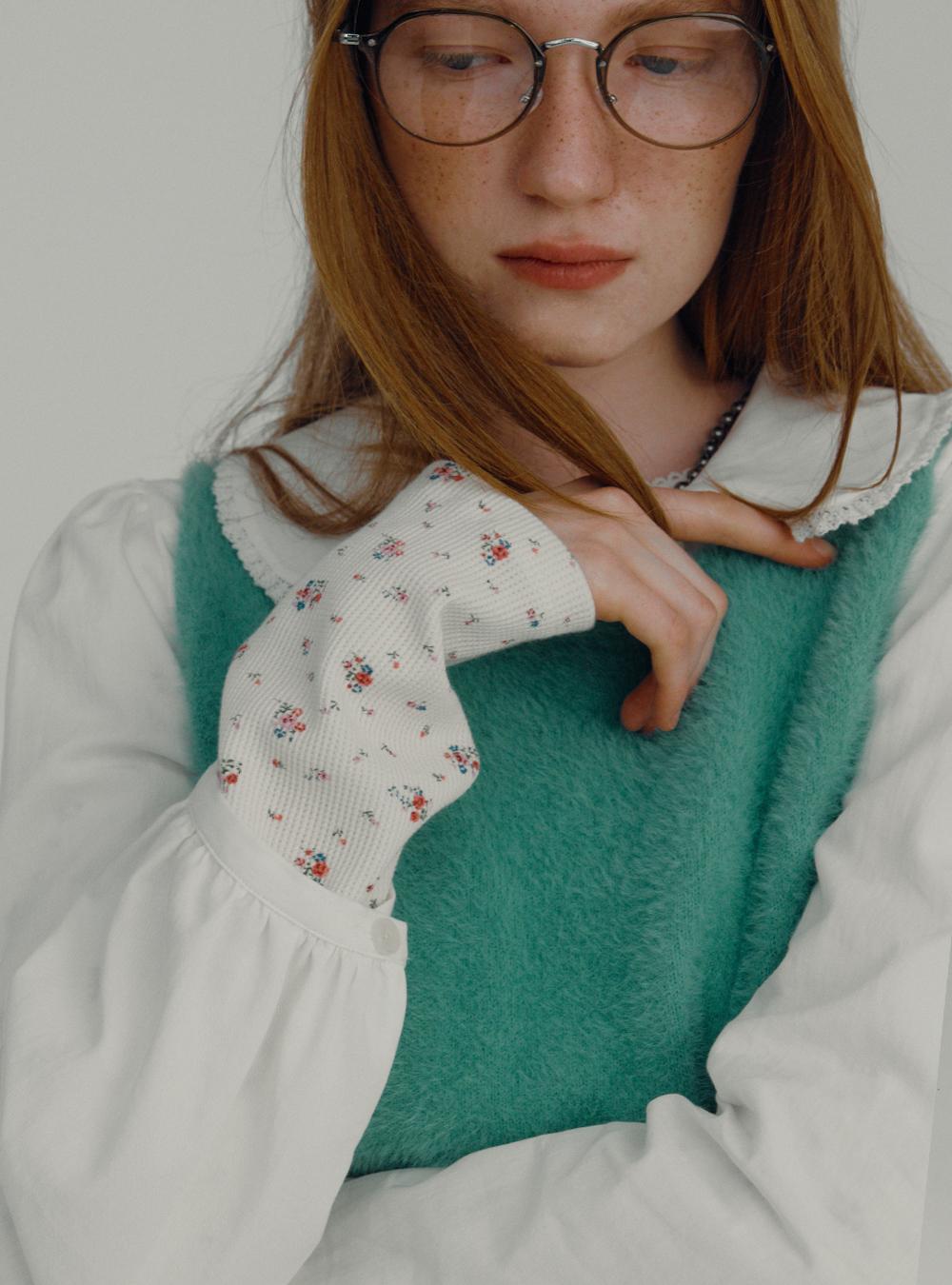 Point neck slim t-shirt. Ivory (flower)