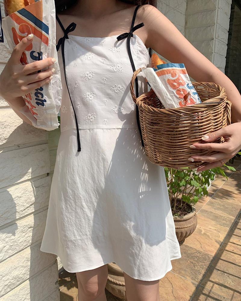 [당일발송]자수 펀칭 배색 리본 원피스(아이보리)