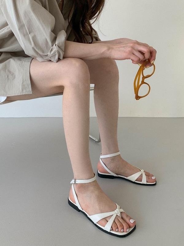 슈렐라 (230-250) 데일리 미니멀 심플 스퀘어 매듭 쪼리 스트랩 샌들 1cm