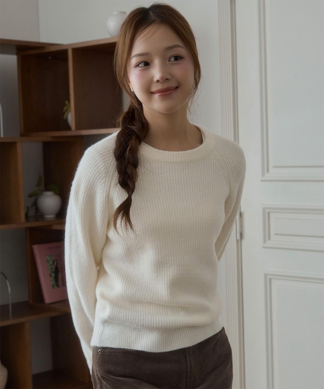 스파오 [소프트얀] 여성 헤어리 라운드넥 스웨터_SPKWF4TG01