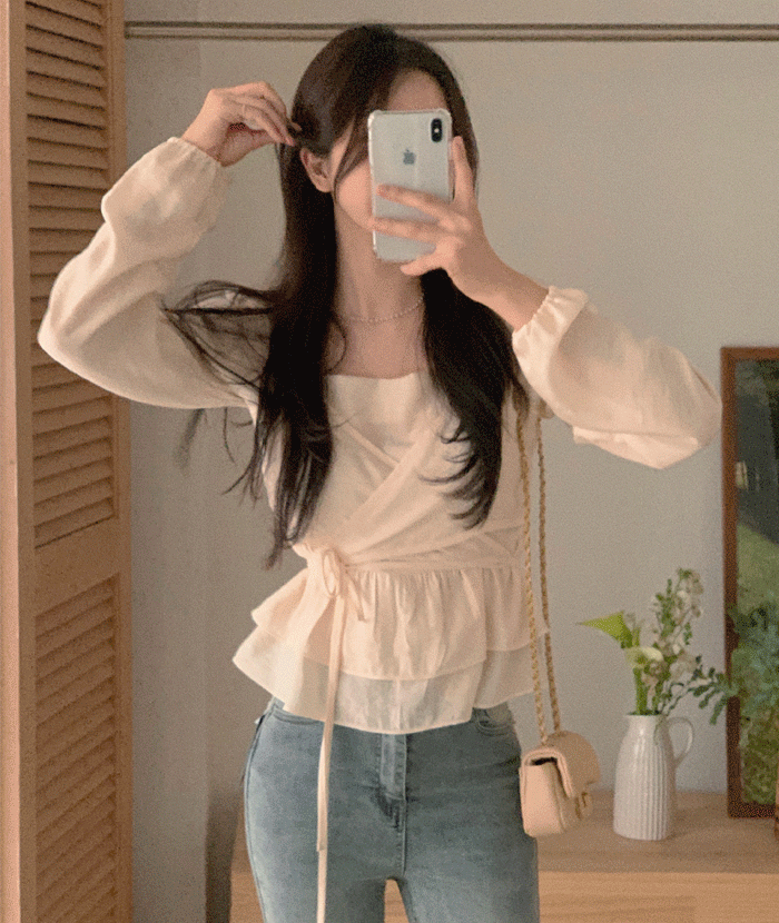 포에이엠 샤니 스퀘어넥 프릴 랩 리본 퍼프 셔링 블라우스