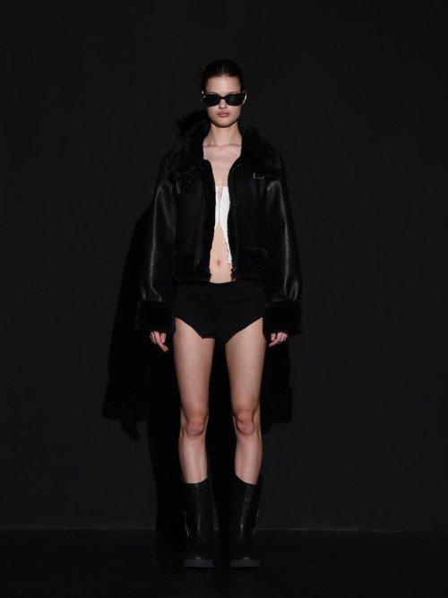 HIGH NECK SHORT MUSTANG IN BLACK