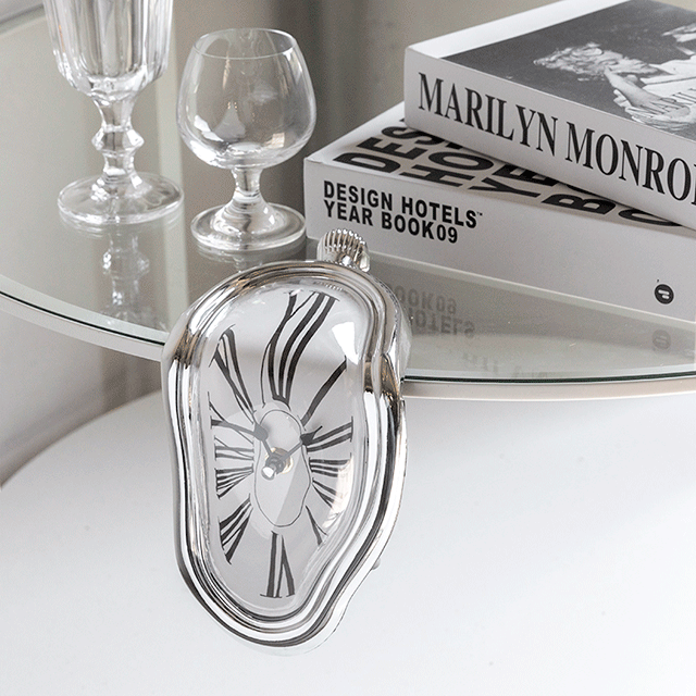 흘러내리는 멜팅 시계