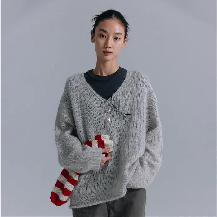 a deep V knit (grey)