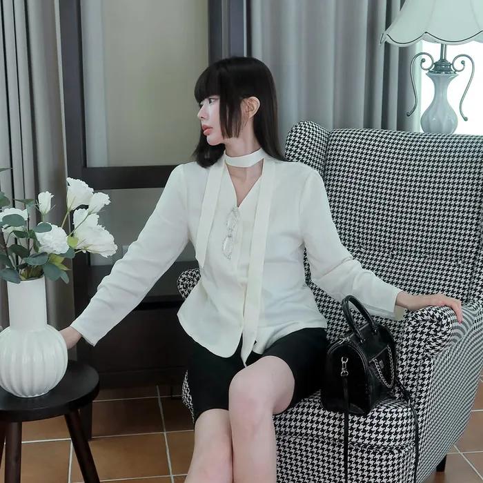 [29CM 단독] WOMAN 브이넥 타이 블라우스 [WHITE] / WBE3L03503