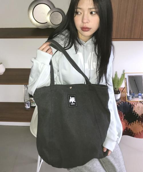 캣세이브더월드(CATSAVETHEWORLD)  [무센트 X 캣세월 콜라보] 밀리 베이직 버튼 에코백 (2컬러) - 사이즈 & 후기 | 무신사