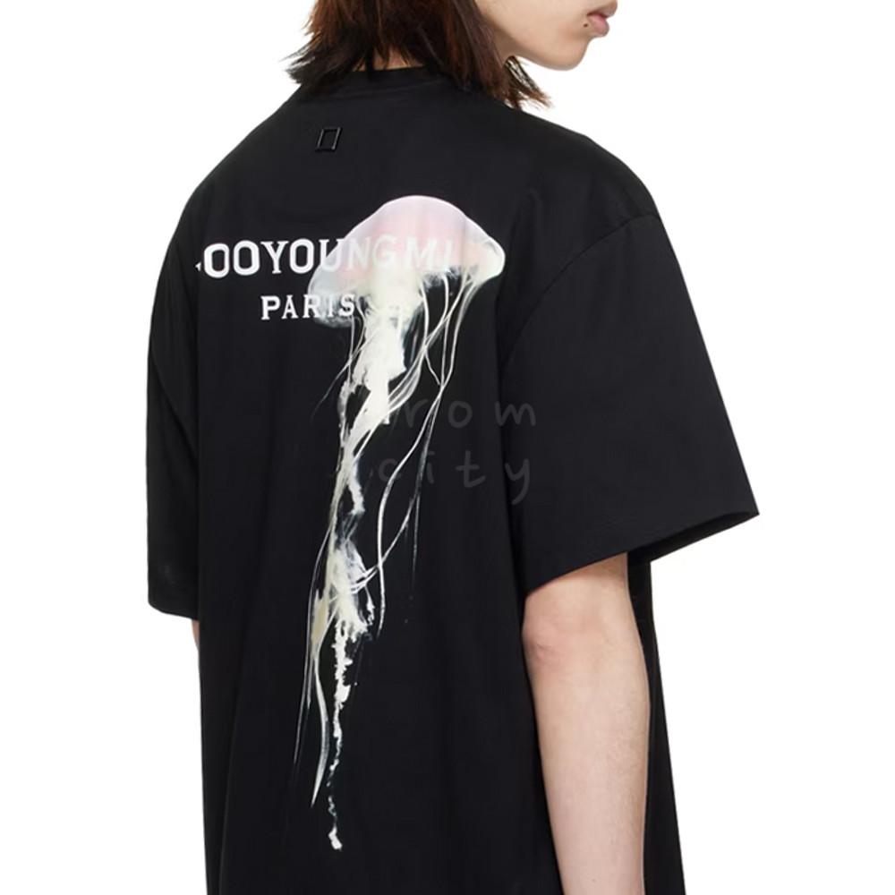 우영미 블랙 루미너스 젤리피쉬 백로고 티셔츠