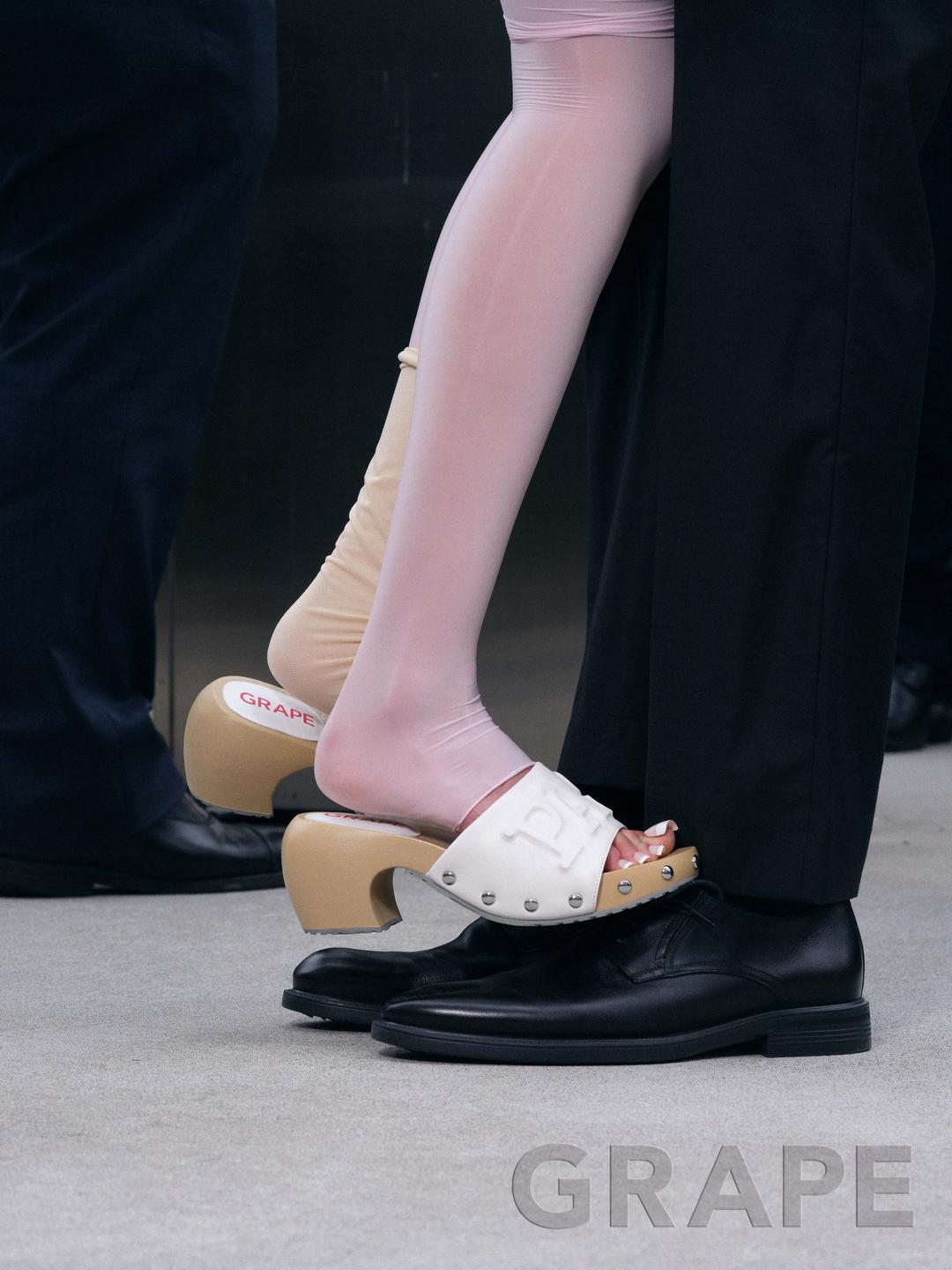 [Grape] ​​White Textured 3D Print Clogs