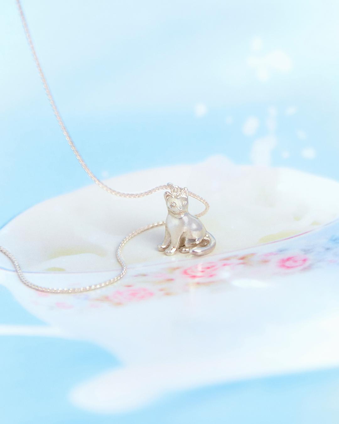 Sitting cat necklace