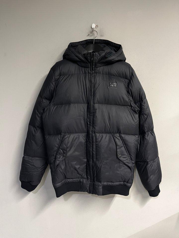 Levi’s Black Down Jacket (room-7)