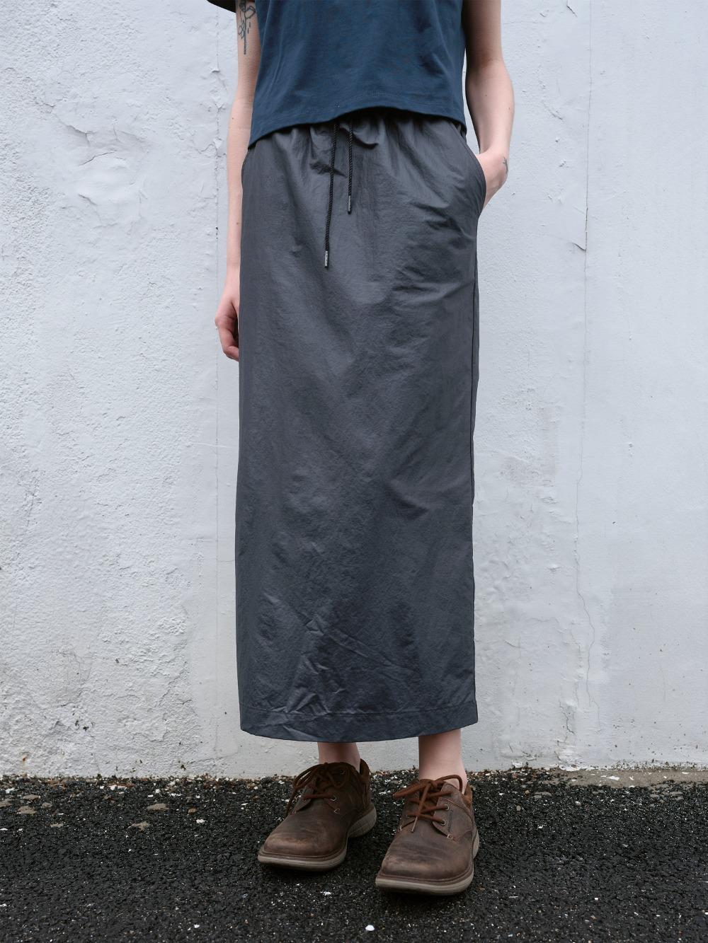 GLOSSY BANDING LONG SKIRT (charcoal)