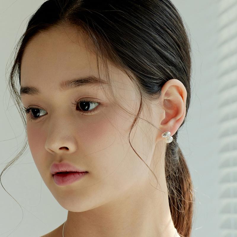 Egg pearl stud earrings