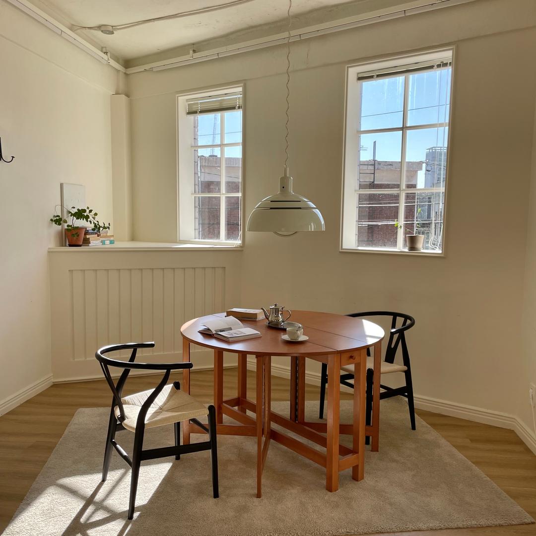 Round folding table