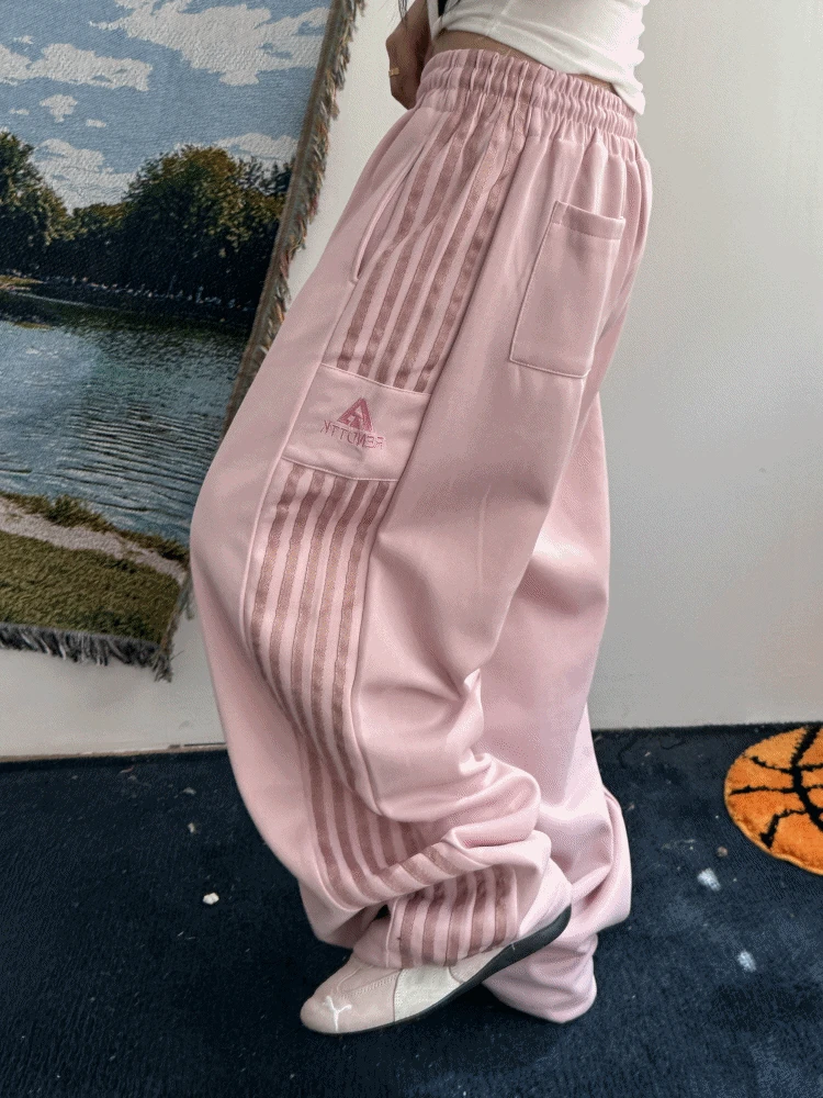 [기획특가/필수소장추천!]럽 밀크 컬러 자수 트랙 포인트 루즈 와이드 저지 트레이닝 팬츠(2color)