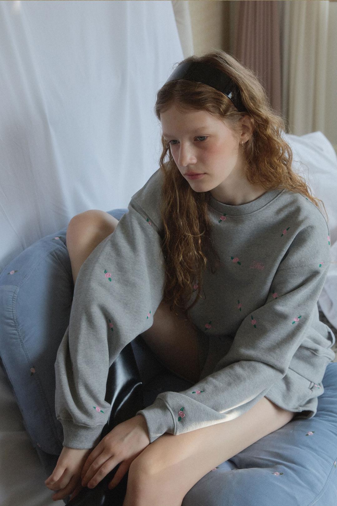 Rose Embroidery Sweatshirt (melange grey)