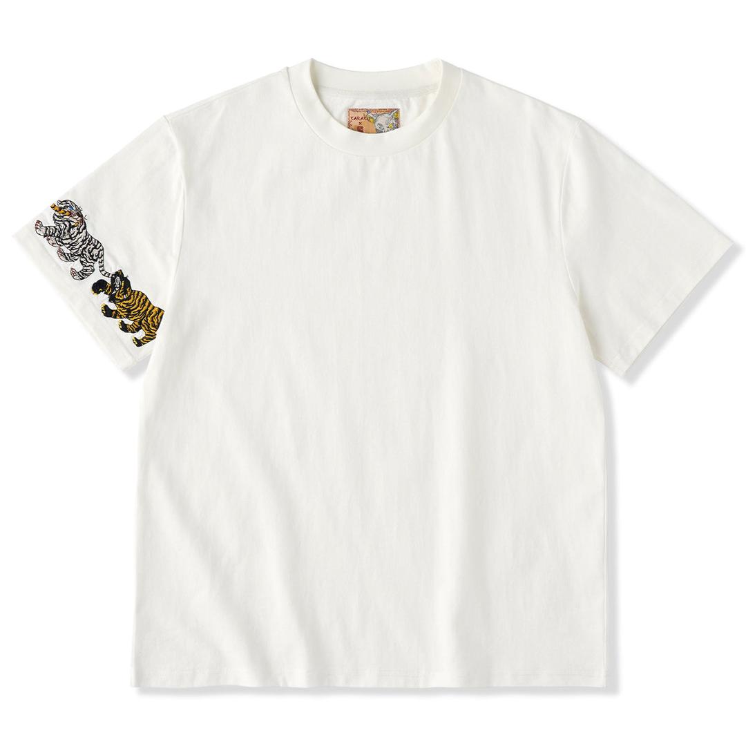 KARAKU×石黒亜矢子「꼬리 무는 호랑이 행렬」소매 자수 코튼 티