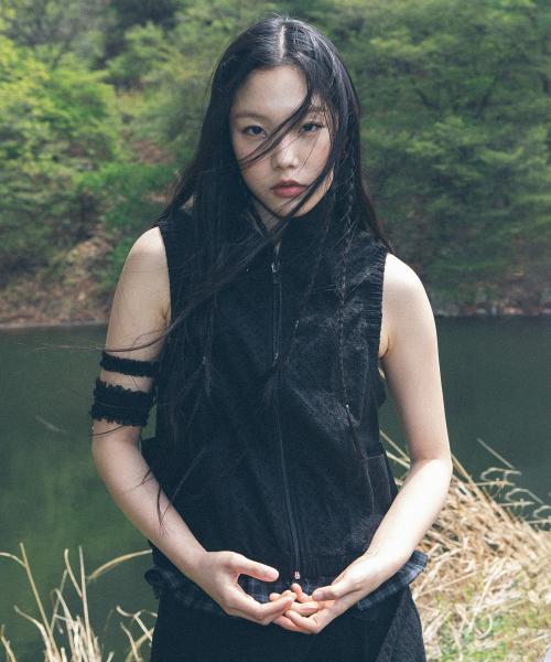 EYELET FRILL VEST [BLACK]