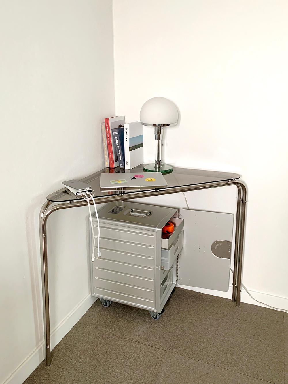stainless corner table (스테인레스 코너 테이블)