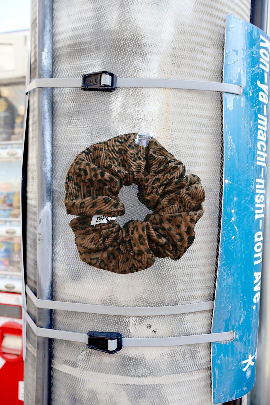 LEOPARD SCRUNCH (BROWN)