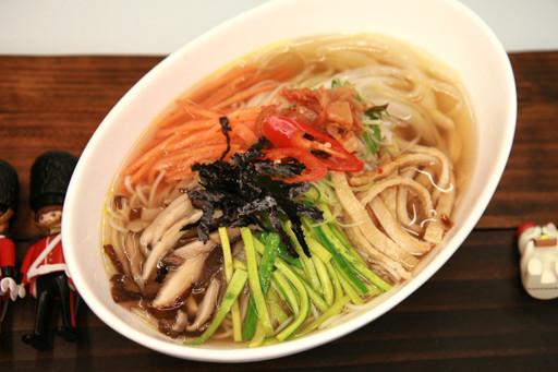 멸치의 깊은 맛에 빠진 호로록 잔치국수 (2-3인분) [원산지:작품정보참조]