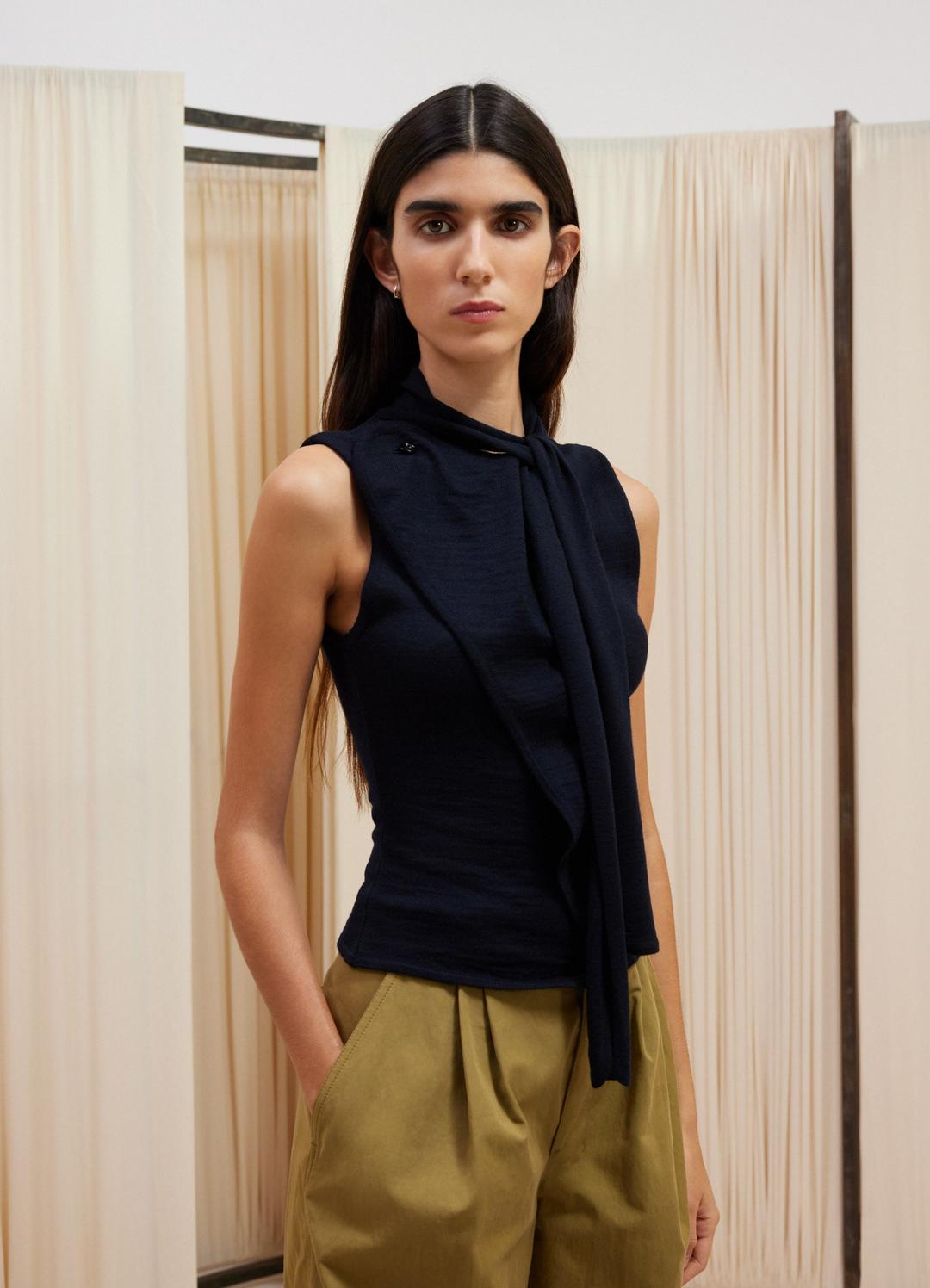 ASYMMETRICAL SLEEVELESS CARDIGAN - L