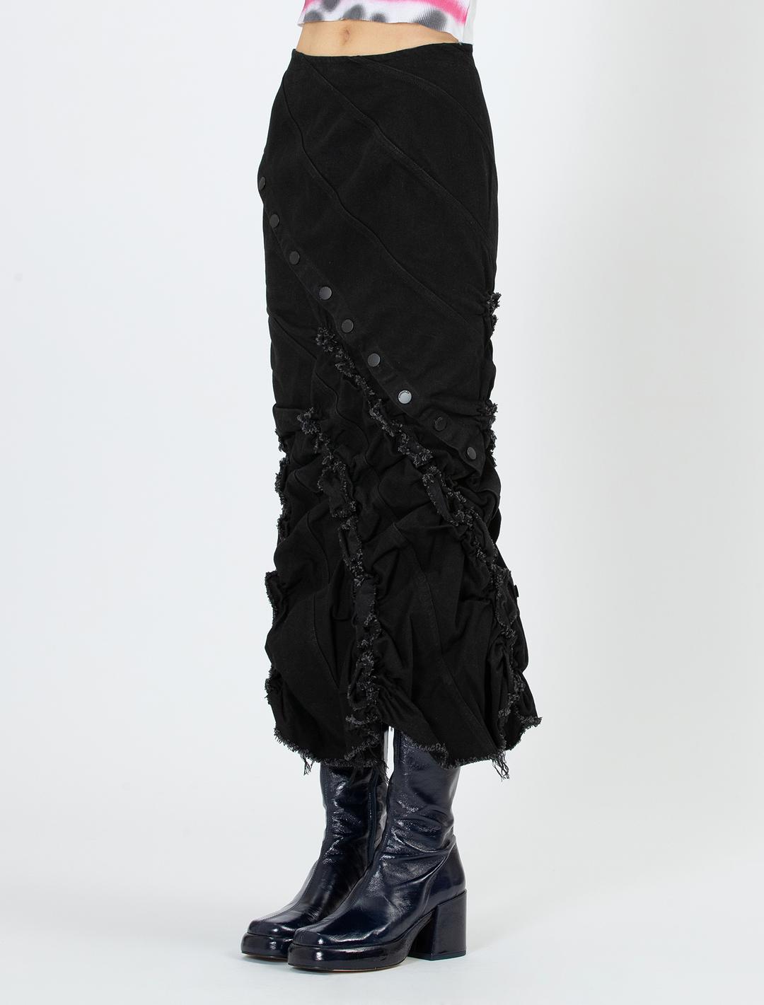 라벨 스모크드 & 프레이드 스커트 블랙