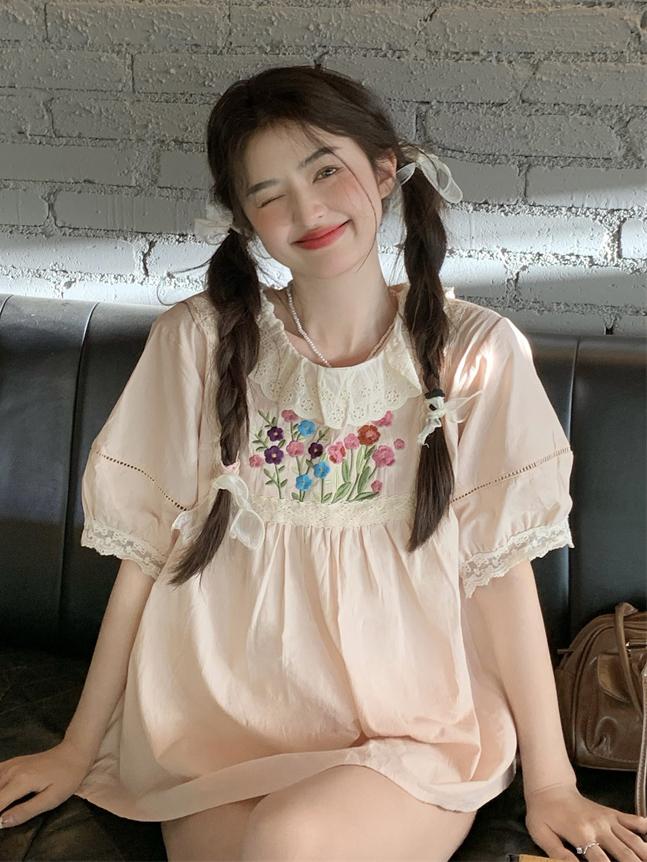 콤마제인 [화이트당일출고] 프론트 플라워 자수 레이스 넥 퍼프 블라우스-2컬러