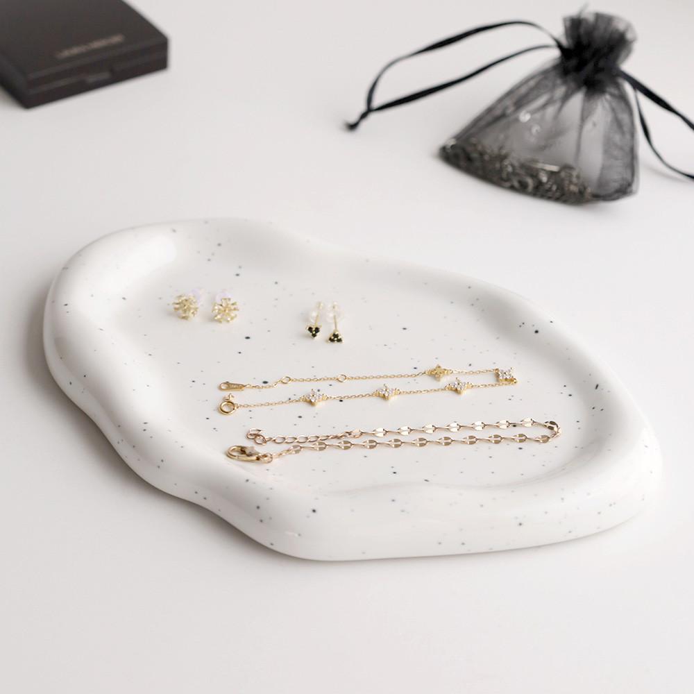 누아즈 도트 비정형 세라믹 반지 주얼리 악세사리 트레이