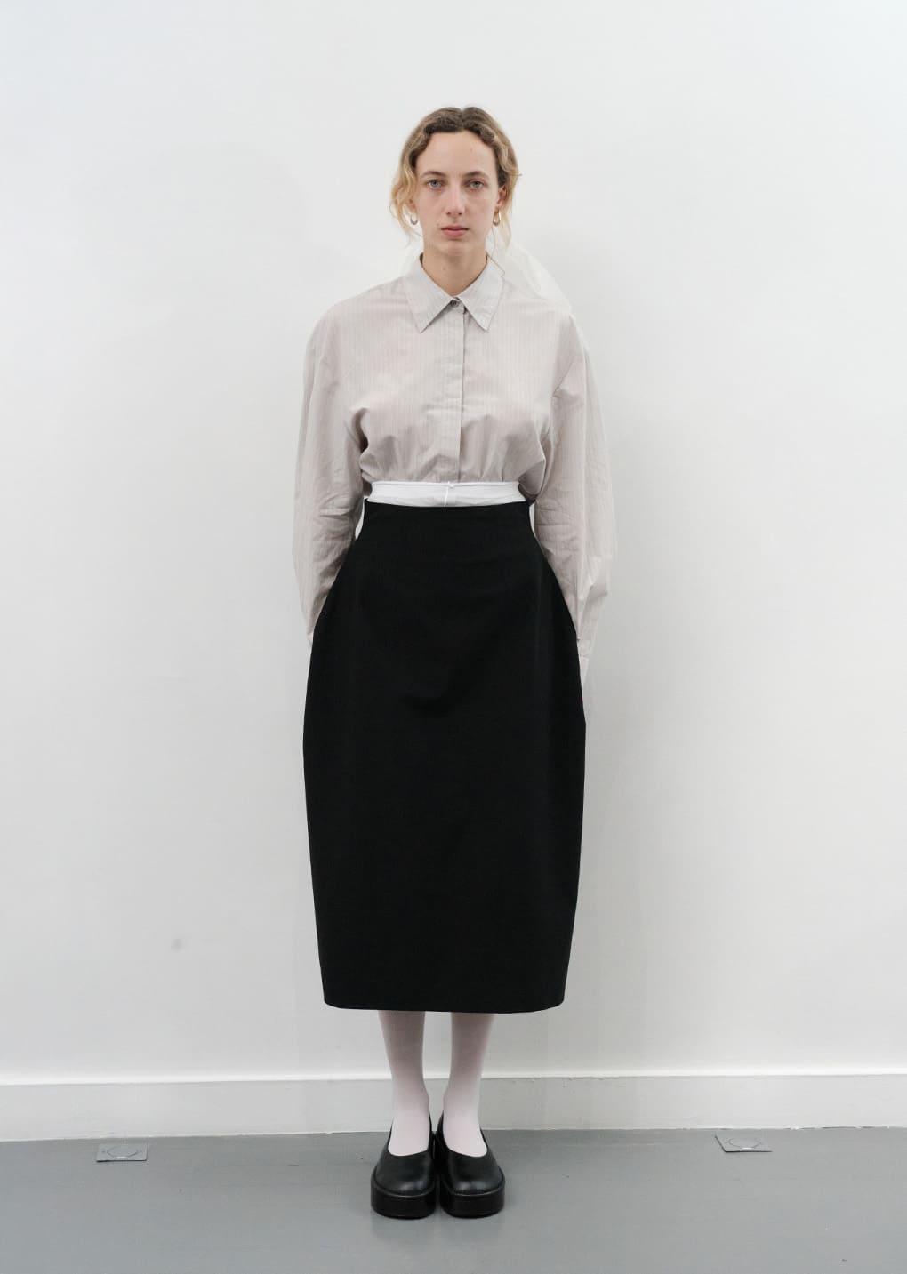 curved silhouette skirt, black